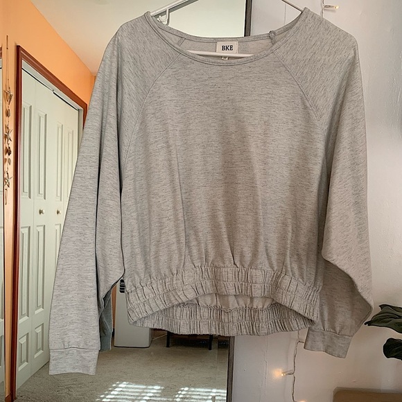 BKE Women’s Crop Gray Hi Lo Long Sleeve Top Size Extra Small NWOT - Picture 2 of 3